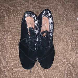 Toms black wedges